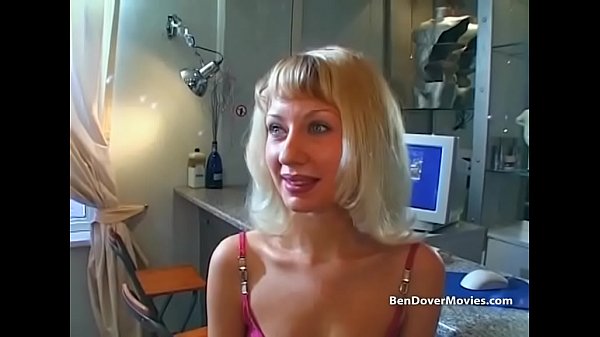 पतला गोरा तीन लोगों के साथ गांड मारता है और वीर्य खाता है