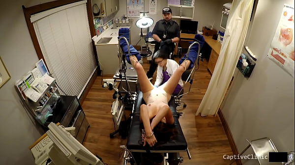 La policía y la enfermera registran al desnudo a una adolescente acusada de portar d. - Búsqueda de cavidades humillante captada con cámara oculta - Película completa - Para servir y faltar el respeto - Donna Leigh - Parte 1 de 2 de BondageClinic - Reup