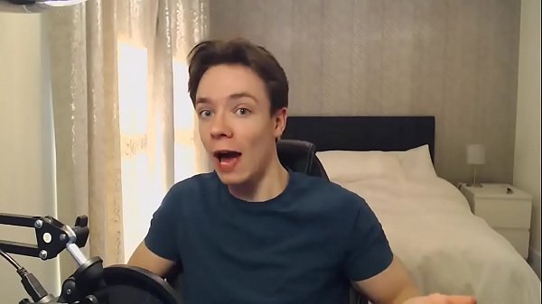 Un jeune britannique sexy lit et réagit aux commentaires sur les vidéos porno