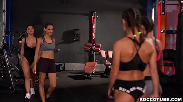 Ôi trời, trận đấu đồng tính nữ này cực kỳ HẤP DẪN! Những cô gái trẻ này quá gợi cảm! Alyssa Reece, Ác quỷ mật ong, Veronica Leal, Amirah Adara!