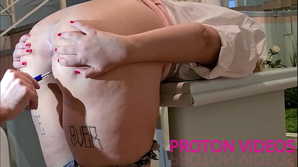 Attraktives Teenie-Mädchen hat Spaß mit Latina