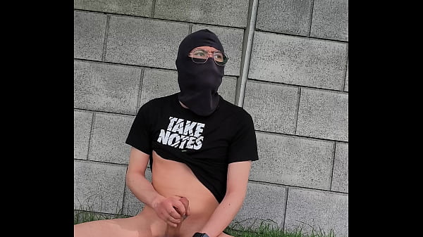 Me quitó los pantalones y me hice una buena paja en un lugar público