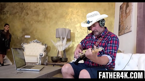 Vor dem Rockkonzert beschloss Serinas Freund, zu duschen. Doch das Warten verwandelte sich plötzlich in einen unvorhergesehenen Fick mit einem echten Rockstar, dem Stiefvater seines Freundes.