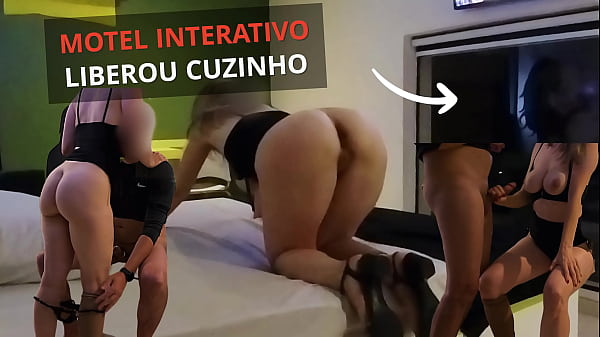 Motel Interativo - Macho comeu e gozou no cuzinho que escorreu pra bucetinha. A camisinha saiu e fui comida no pelo. Corno ficou s&oacute_ olhando pelo vidro.
