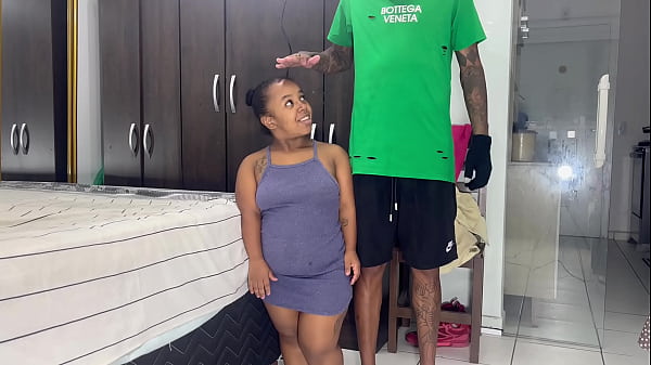 Lancei a Anazinha com sua estatura baixinha no meu canal, ela amamentou em pé e pediu para eu não colocar meu pau inteiro na buceta dela se ela não ia espalhar a buceta e me pediu para