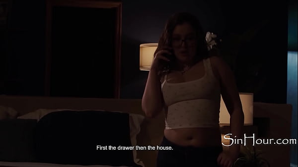 Qui sont ces femmes... Il la coince, la baise et ne répond pas à la question