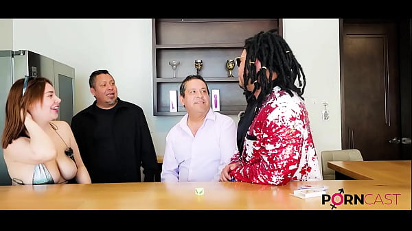 Chica adolescente sexy se luce en latina