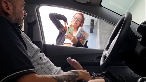 Masturbação arriscada na rua em público para gostosa na rua!