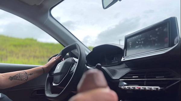 Uber-Frau holt Kunden auf der Reise nach Rio de Janeiro und Paulo ab! Die Bezahlung der Reise bedeutet, dass er Uber in den Arsch spritzt!