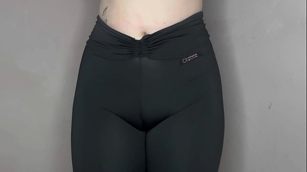 ASMR Cameltoe in engen schwarzen Leggings