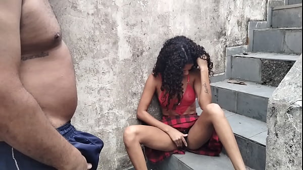 Stiefvater erwischt Stieftochter beim Masturbieren auf der Treppe (Analspiel, Baby-Teenager, Schulmädchen)