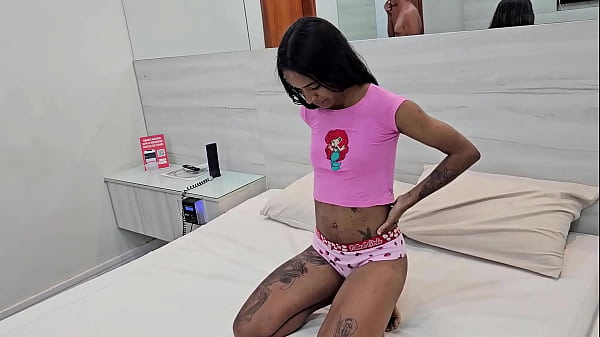 Teeny-Mädchen fickte ihren Paten und seinen Freund, bevor sie von beiden Milch bekam