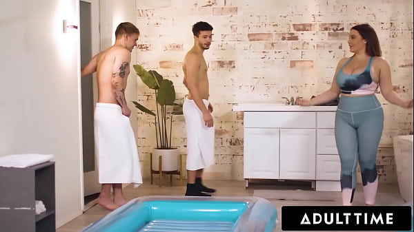 TEMPO PER ADULTI - La massaggiatrice tettona Natasha Nice DOPPIO MASSAGGIO NURU e 3 VIE con stalloni inesperti!