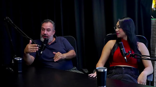 La sexy teenager cornuta si diverte