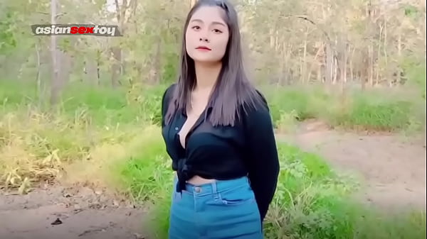 Một lượng lớn tinh dịch chảy ra từ âm hộ tuổi teen châu Á trên mặt đất