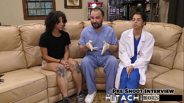 La giovane ragazza sensuale si diverte