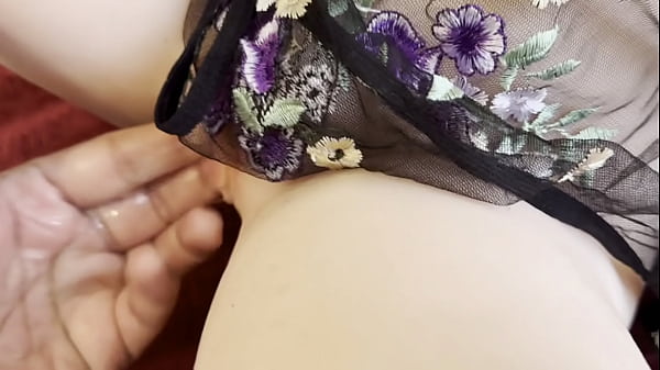 La splendida ragazza teenager posa in modo sexy