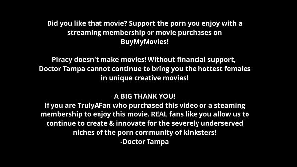 La giovane ragazza sensuale si diverte