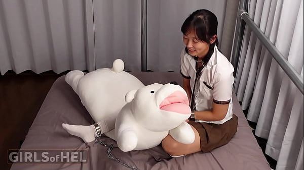 Die angekettete Süße bringt sich mit Spielzeug zum Abspritzen