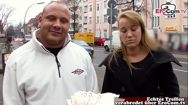 Heißes junges Mädchen gibt an