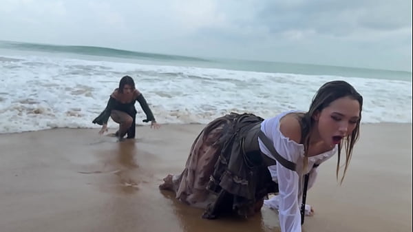 La bellissima teenager si esibisce in una bionda