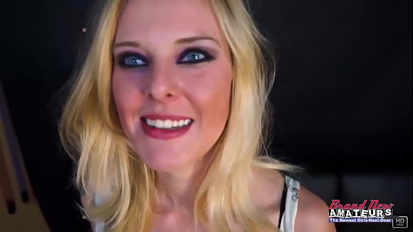 Die zierliche blonde Studentin Mya lutscht einen harten Schwanz und lässt sich tief in die Muschi ficken!