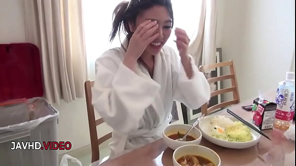 La adolescente de coño afeitado Chisa Hoshino recibe una acción dura con los dedos y una mamada