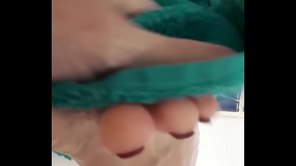 Routine dei piedi matti, avvertenza: può causare un'erezione spontanea