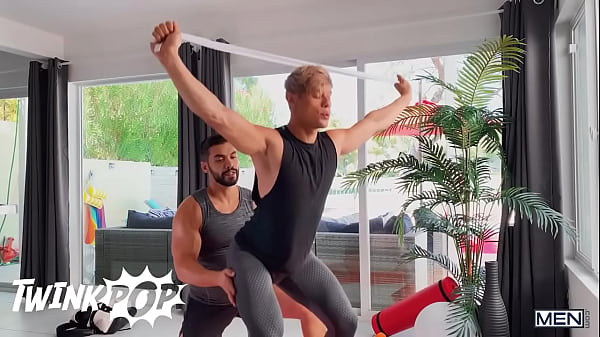 TWINKPOP - Alam Wernik cavalca il cazzo del suo allenatore e viene ricompensato con un viso appiccicoso post-allenamento