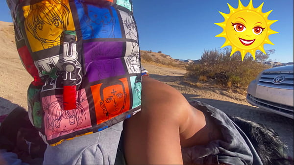 Non vedevamo l'ora, quindi abbiamo scopato in pubblico