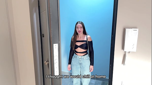 Ein Fremder zeigt mir aus Versehen ihre großen Titten und ich kann nicht widerstehen, sie zu ficken