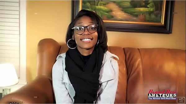 La bella bruna nerd Sylvia succhia un grosso cazzo per cavalcarlo dopo essersi masturbata!