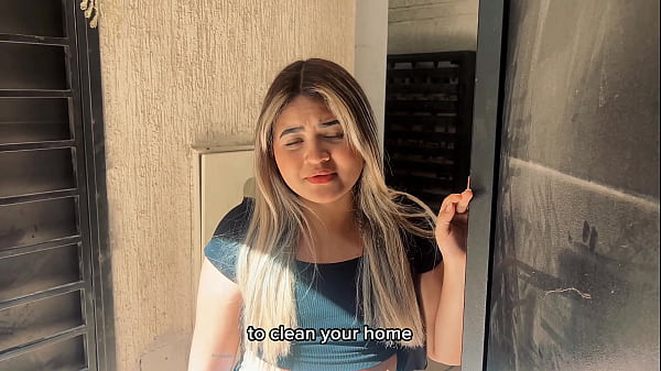 Hermosa joven se divierte