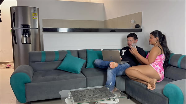 La giovane ragazza appassionata si spoglia