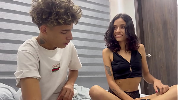 La mia piccola sorellastra mi scopre mentre gioco con la sua biancheria intima e ho voglia di scopare per bene. VERO SESSO AMATORIALE.