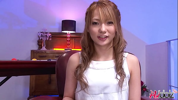 Die geile Japanerin Sena Aragaki spielt unzensiert mit einem Sexspielzeug auf einem Sessel.