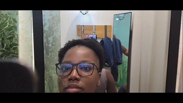 Sapevo cosa dovevo fare dopo aver usato la sua carta al centro commerciale, mi sono inginocchiato e gli ho succhiato il cazzo senza preservativo - Jhodez1