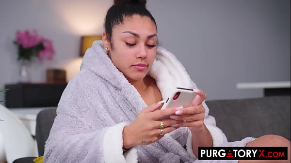 顽皮的年轻女孩很享受