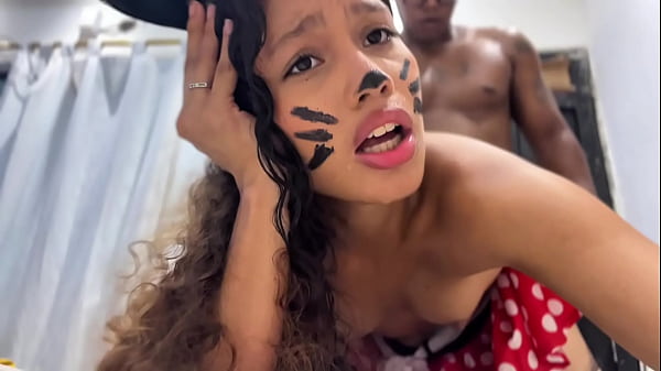 Sexy junges Mädchen hat Spaß