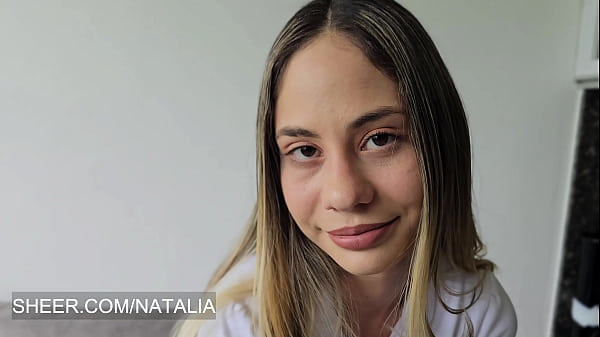 Schulmädchen zeigt ihrem Stiefvater ihre Fotos, um ihn zu erregen