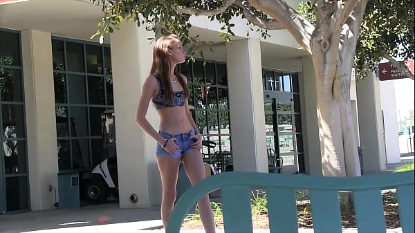 Kacy Lane laisse son demi-frère lui baiser la chatte