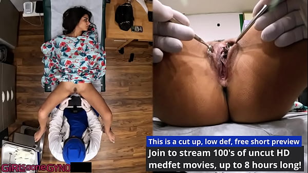 Wunderschönes Teenie-Mädchen hat Spaß an Sexspielzeugen