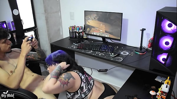 Mi chiede di succhiarglielo mentre gioca a Minecraft.