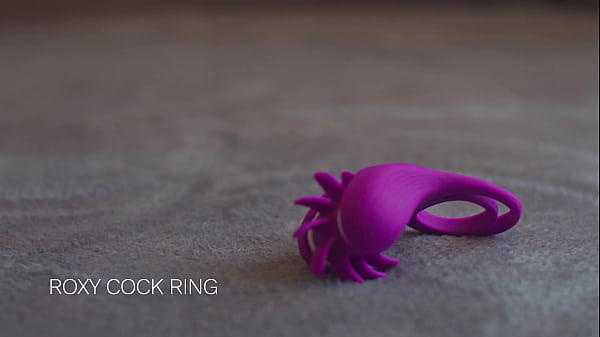 Primo piano estremo: figa scopata con un anello per il pene