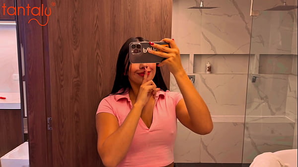 Encontro meu meio-irmão transando com a boneca sexual dele e fico com tesão pelo pau grande dele - Tantaly