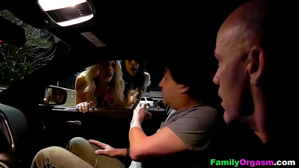 FamilyOrgasm – Stiefväter fanden ihre Stieftöchter beim Huren auf der Straße