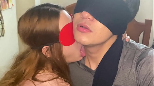 En clases de BESOS con mi HERMANA caliente