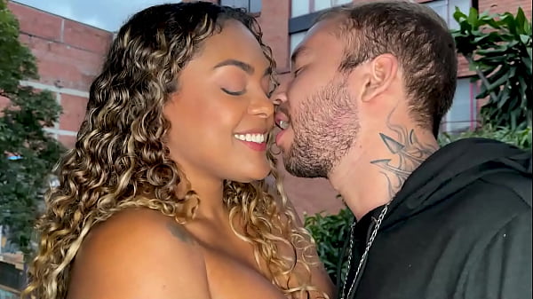 Agente immobiliare di ebano stuzzica e cavalca Turista in cerca di troia colombiana Carla Morelli, Brian Evans