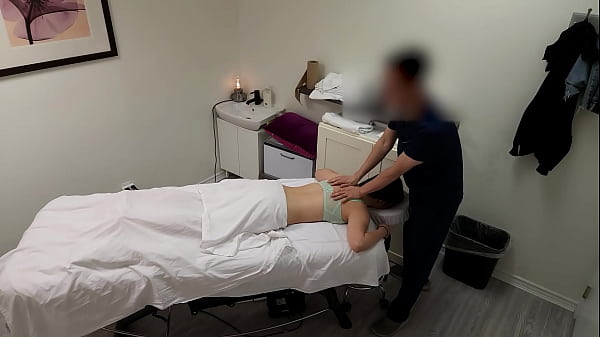 Eine wunderschöne japanische Kellnerin, die sagte: „Nein, nein, nein, ich habe einen Freund“, als ihr Masseur sie in die Muschi ficken wollte, aber sie beendete ihre Massage mit einem breiten Lächeln im Gesicht