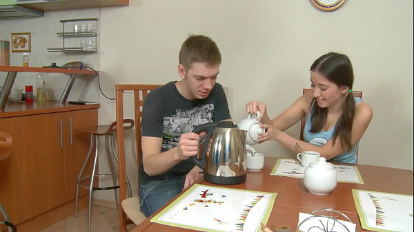 Kerl fickt ein Mädchen in den Arsch, zieht aber sein Kondom aus, um ihr in den Mund zu spritzen